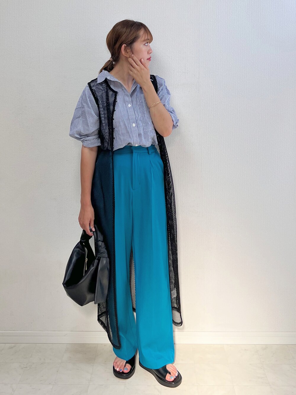 ブルー系のシャツ/ブラウス、ブルー系のパンツ、ブラック系のバッグを着用したレディースの夏コーディネートの1枚目の写真