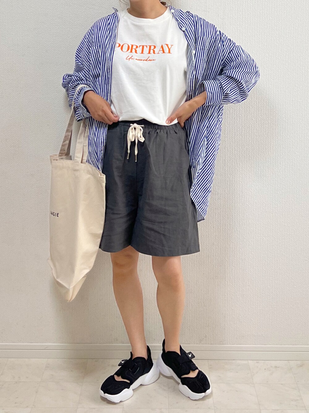 ブルー系のシャツ/ブラウス、グレー系のその他パンツ、ホワイト系のトートバッグを着用したレディースの夏コーディネートの1枚目の写真