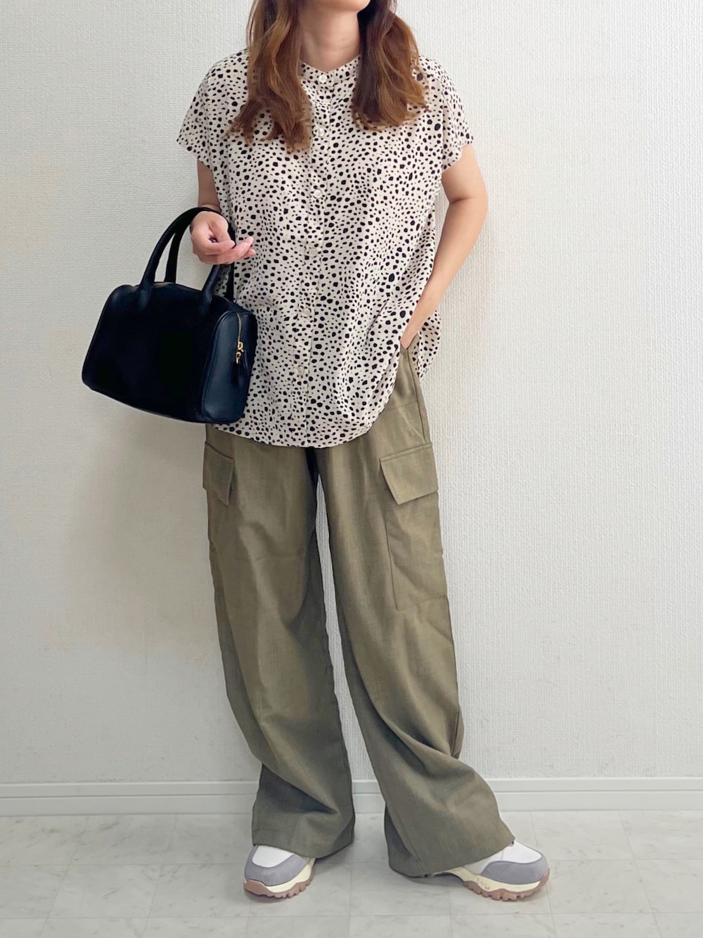 ホワイト系のシャツ/ブラウス、グリーン系のその他パンツ、ブラック系のバッグを着用したレディースの春コーディネートの1枚目の写真