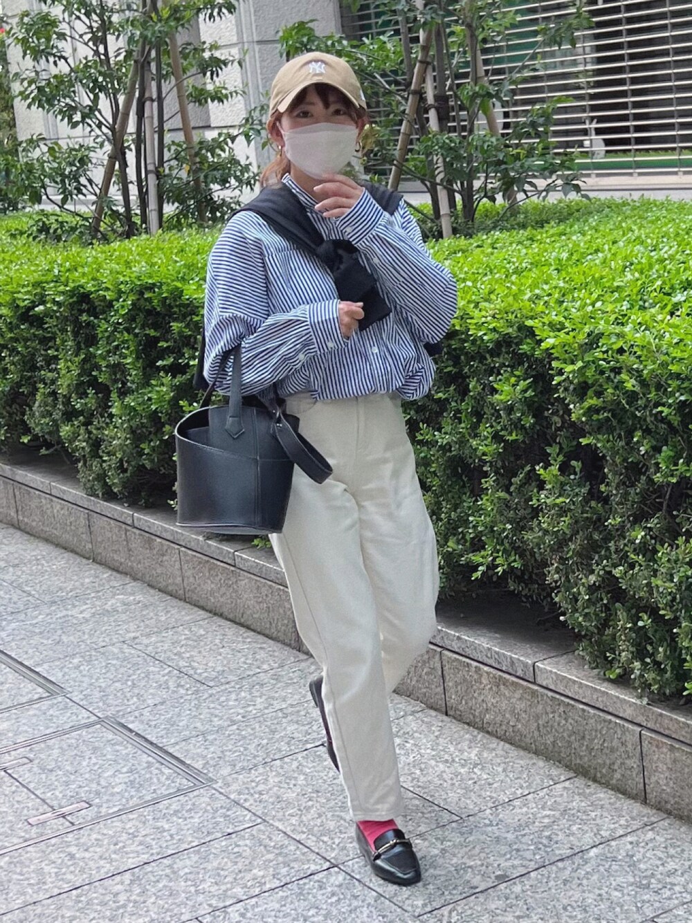 ブルー系のシャツ/ブラウス、ベージュ系のその他パンツ、ブラック系のローファーを着用したレディースの春コーディネートの1枚目の写真