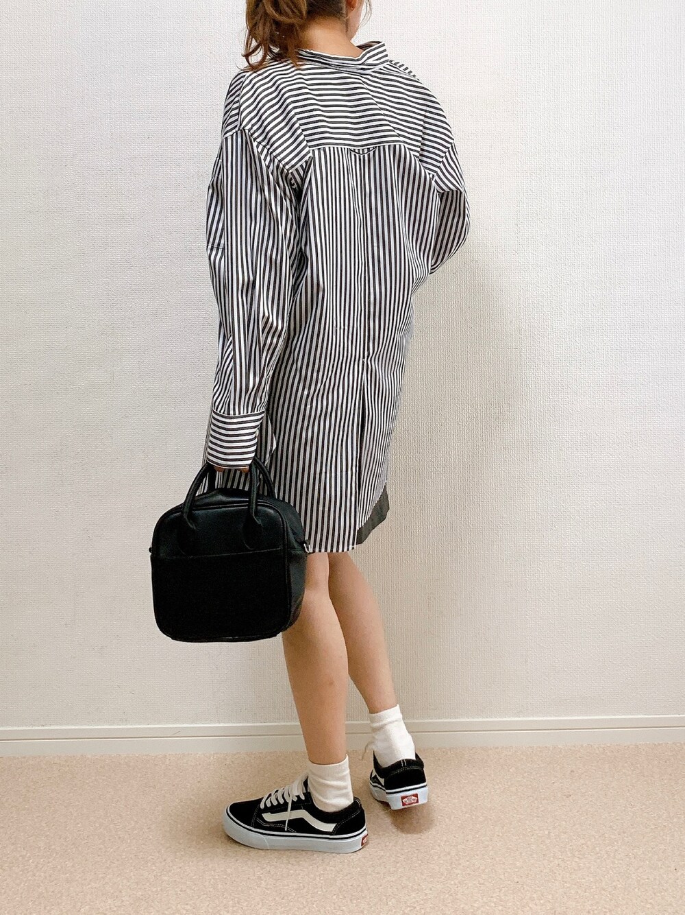 その他のシャツ/ブラウス、グレー系のその他パンツ、ブラック系のスニーカーを着用したレディースの秋コーディネートの1枚目の写真
