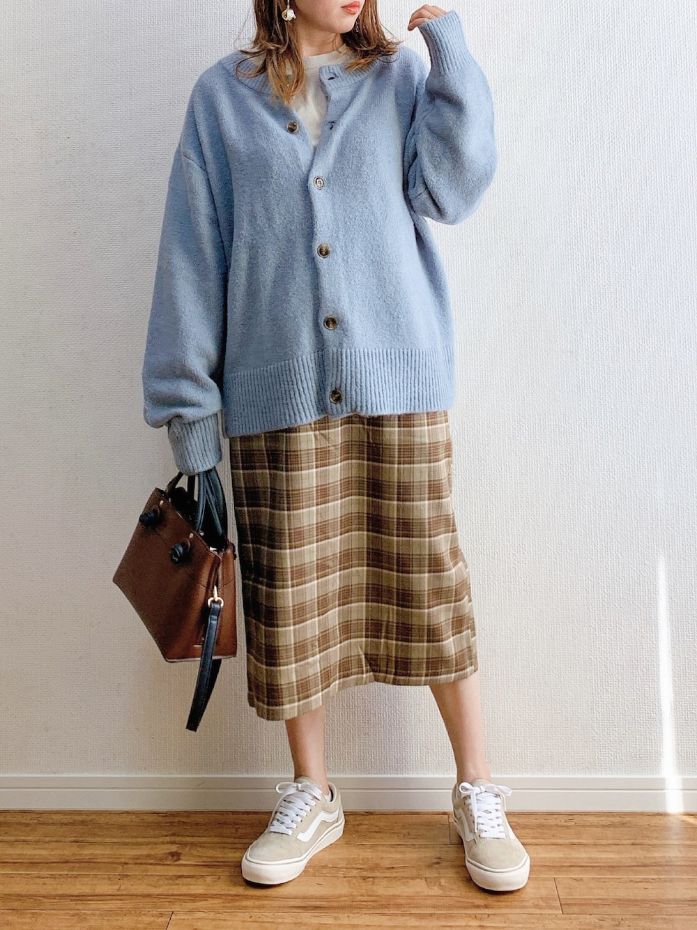 ブルー系のカーディガン/ボレロ、グレー系のTシャツ/カットソー、ブラウン系のバッグを着用したレディースの秋コーディネートの1枚目の写真