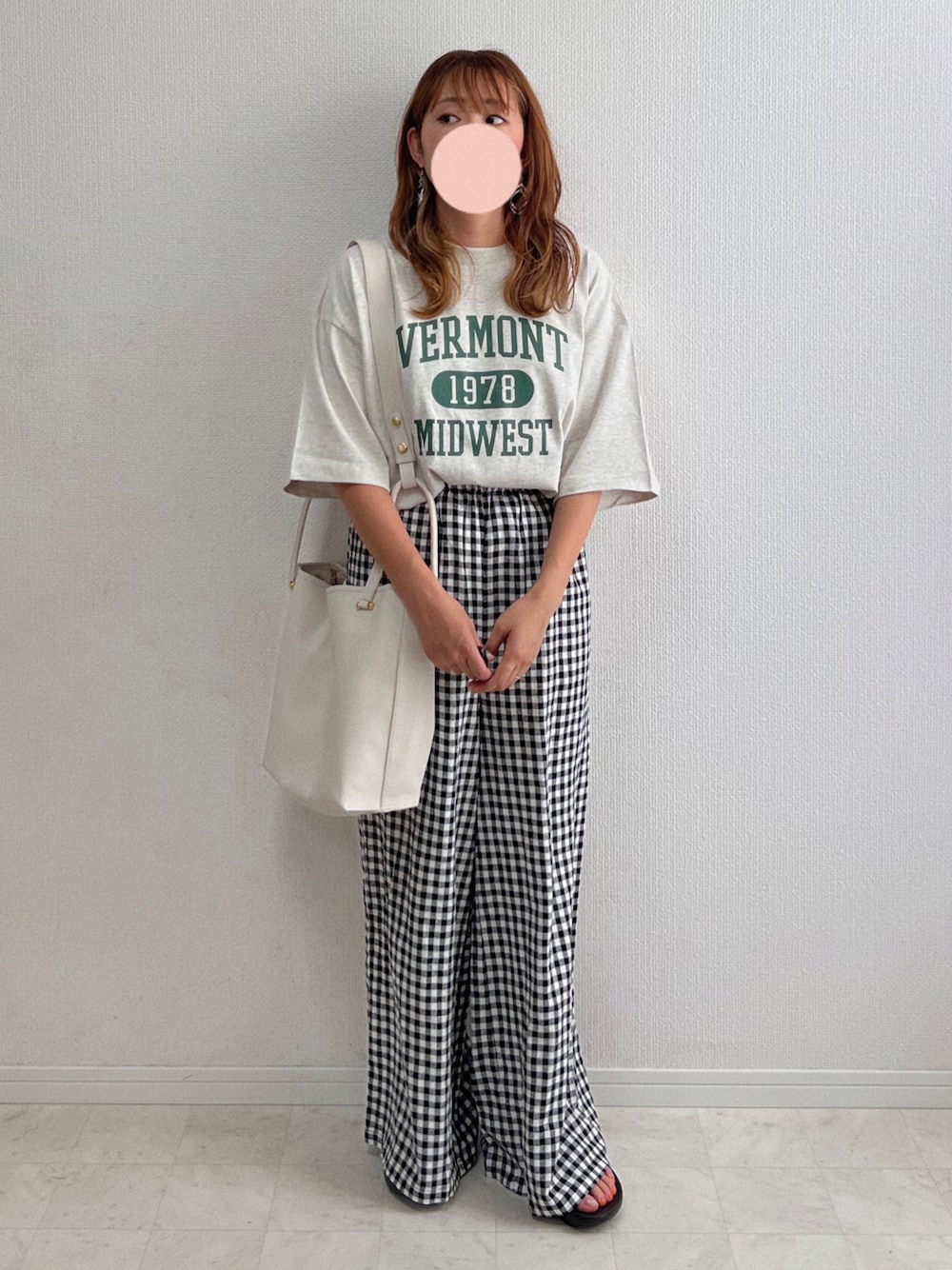 ベージュ系のTシャツ/カットソー、その他のその他パンツを着用したレディースの夏コーディネートの1枚目の写真