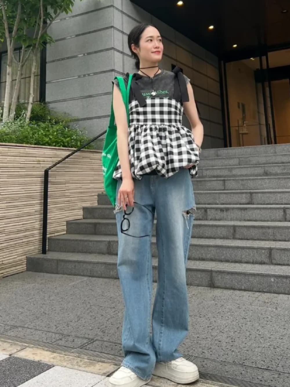 「神戸レタス、KOBE LETTUCE、プチプラ、大人カジュアル、カジュアルガーリー、チェック柄、ビスチェ、レイヤードスタイル、ロゴT、デニム」｜「KOBE LETTUCEの[ 春名亜美さんコラボ ]選べるロゴプリントカットソー（Tシャツ/カットソー、グレー系）」を使った、神戸レタスさん（レディース・162cm）の夏コーディネートの1枚目の写真