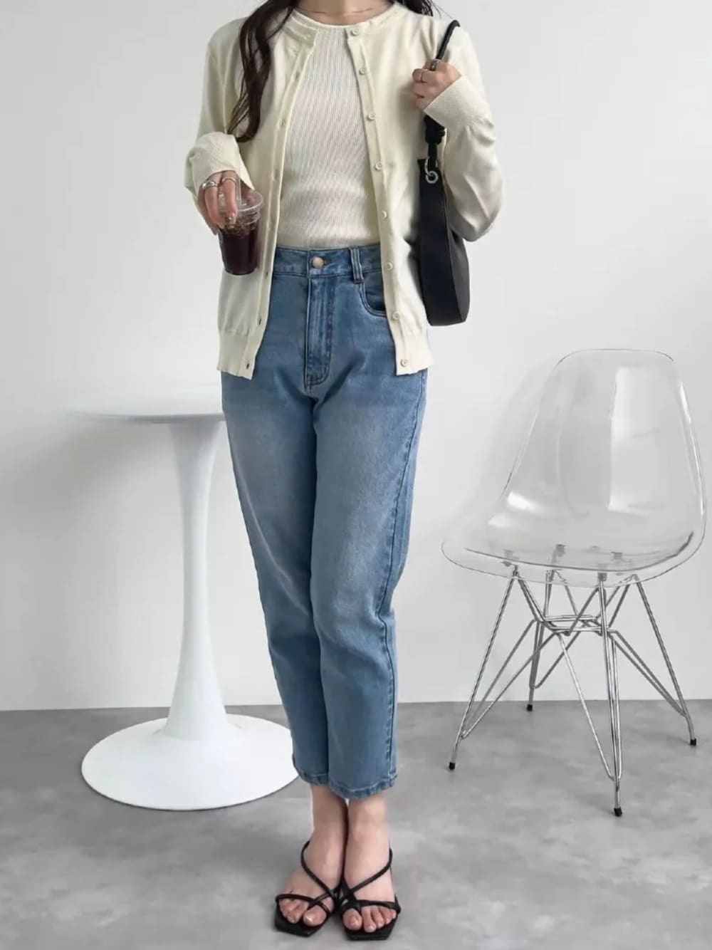 ブルー系のデニムパンツ、ホワイト系のカーディガン/ボレロを着用したレディースの夏コーディネートの1枚目の写真
