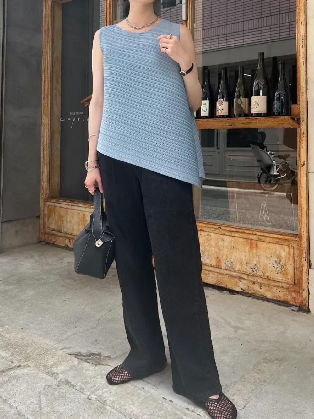 ブラック系のデニムパンツ、ブルー系のシャツ/ブラウスを着用したレディースの夏コーディネートの1枚目の写真