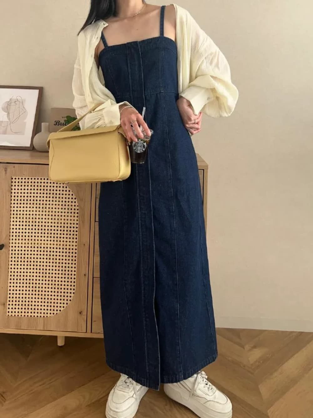 イエロー系のシャツ/ブラウス、ブルー系のジャンパースカート、イエロー系のショルダーバッグを着用したレディースの夏コーディネートの1枚目の写真