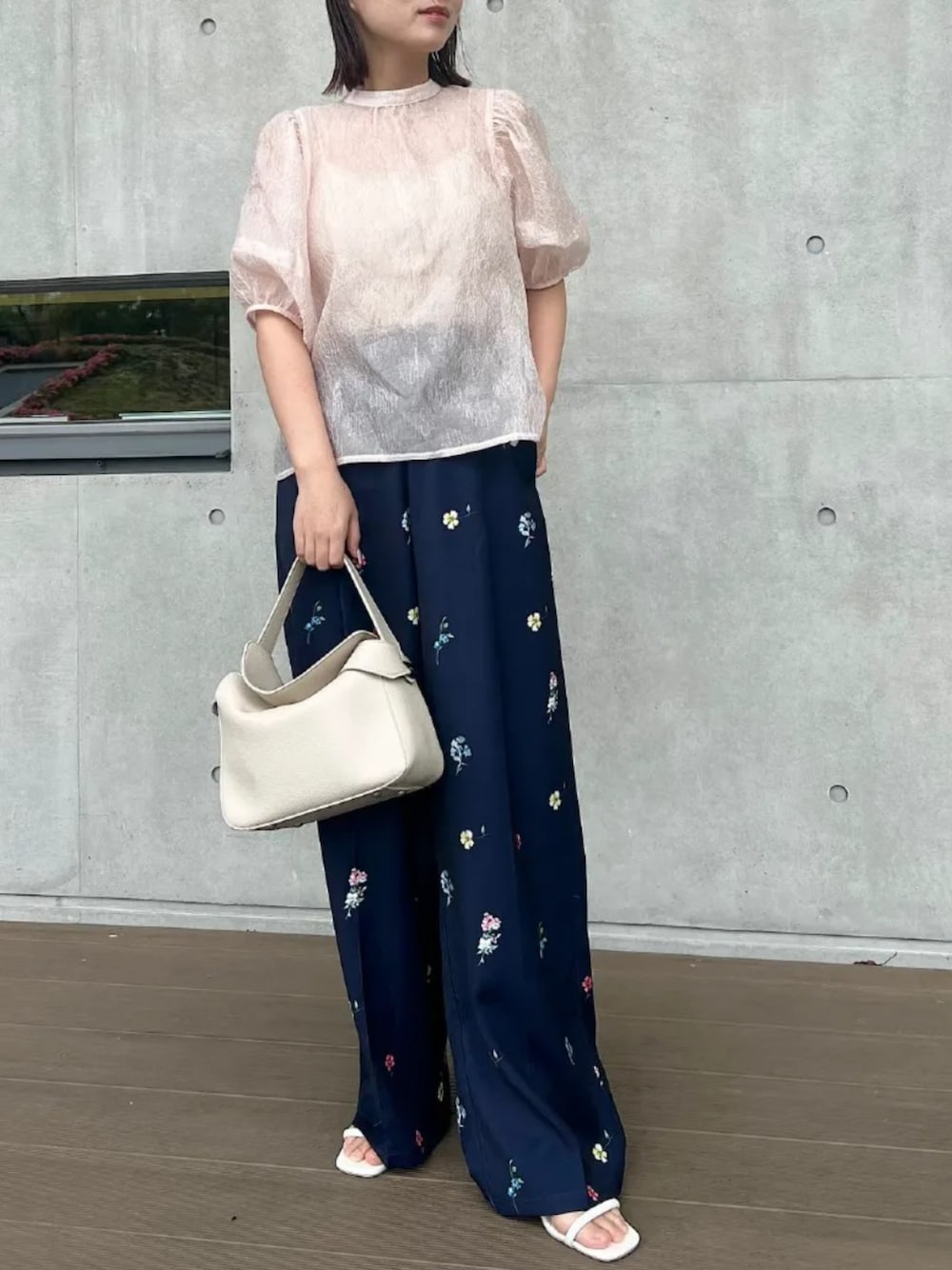 「神戸レタス、KOBE LETTUCE、プチプラ、大人カジュアル、きれいめカジュアル、大人女子、おでかけコーデ、休日スタイル、プリントパンツ、シア―ブラウス」｜「KOBE LETTUCEの総柄プリントワイドタックパンツ（その他パンツ、ブルー系）」を使った、神戸レタスさん（レディース・156cm）の夏コーディネートの1枚目の写真