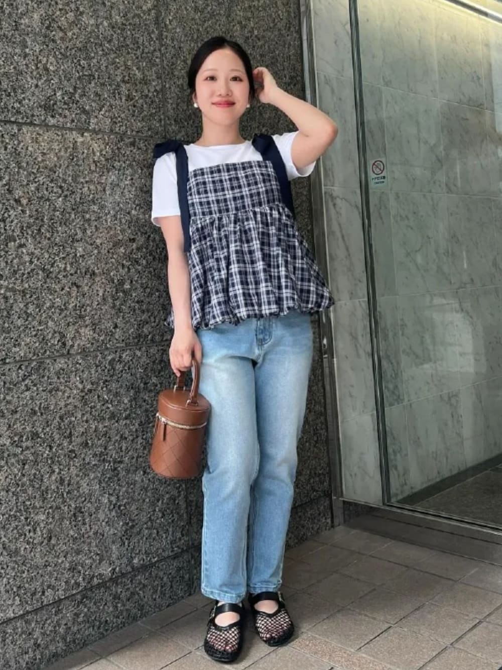ブルー系のキャミソール、ブルー系のデニムパンツ、ホワイト系のTシャツ/カットソーを着用したレディースの夏コーディネートの1枚目の写真