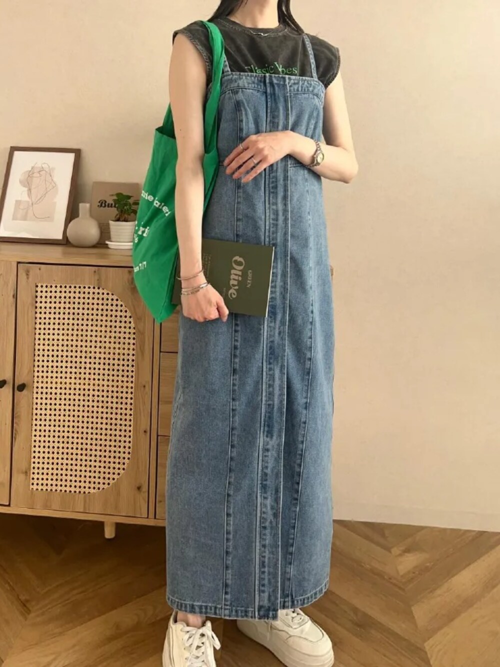 グレー系のTシャツ/カットソー、ブルー系のジャンパースカートを着用したレディースの夏コーディネートの1枚目の写真