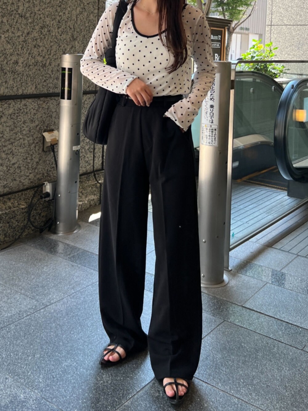 ブラック系のその他パンツ、ホワイト系のTシャツ/カットソー、ホワイト系のキャミソールを着用したレディースの秋コーディネートの1枚目の写真