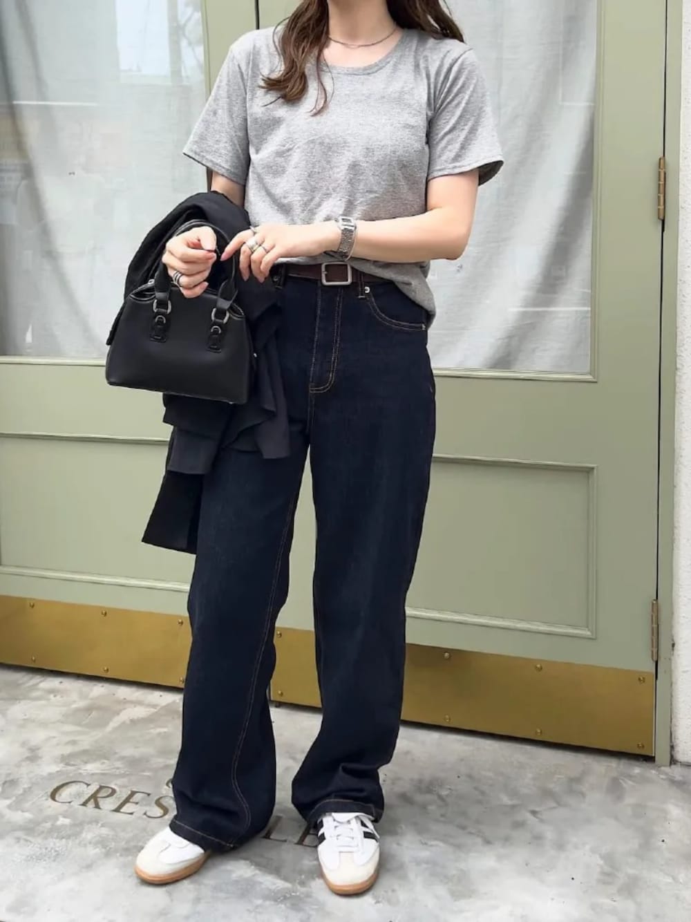 ブルー系のデニムパンツ、グレー系のTシャツ/カットソーを着用したレディースの夏コーディネートの1枚目の写真