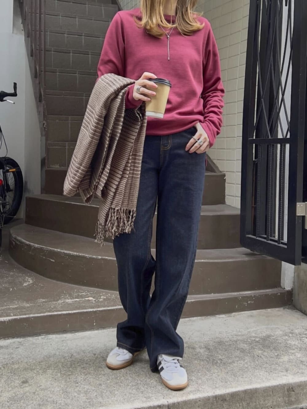 ブルー系のデニムパンツ、レッド系のTシャツ/カットソーを着用したレディースの冬コーディネートの1枚目の写真