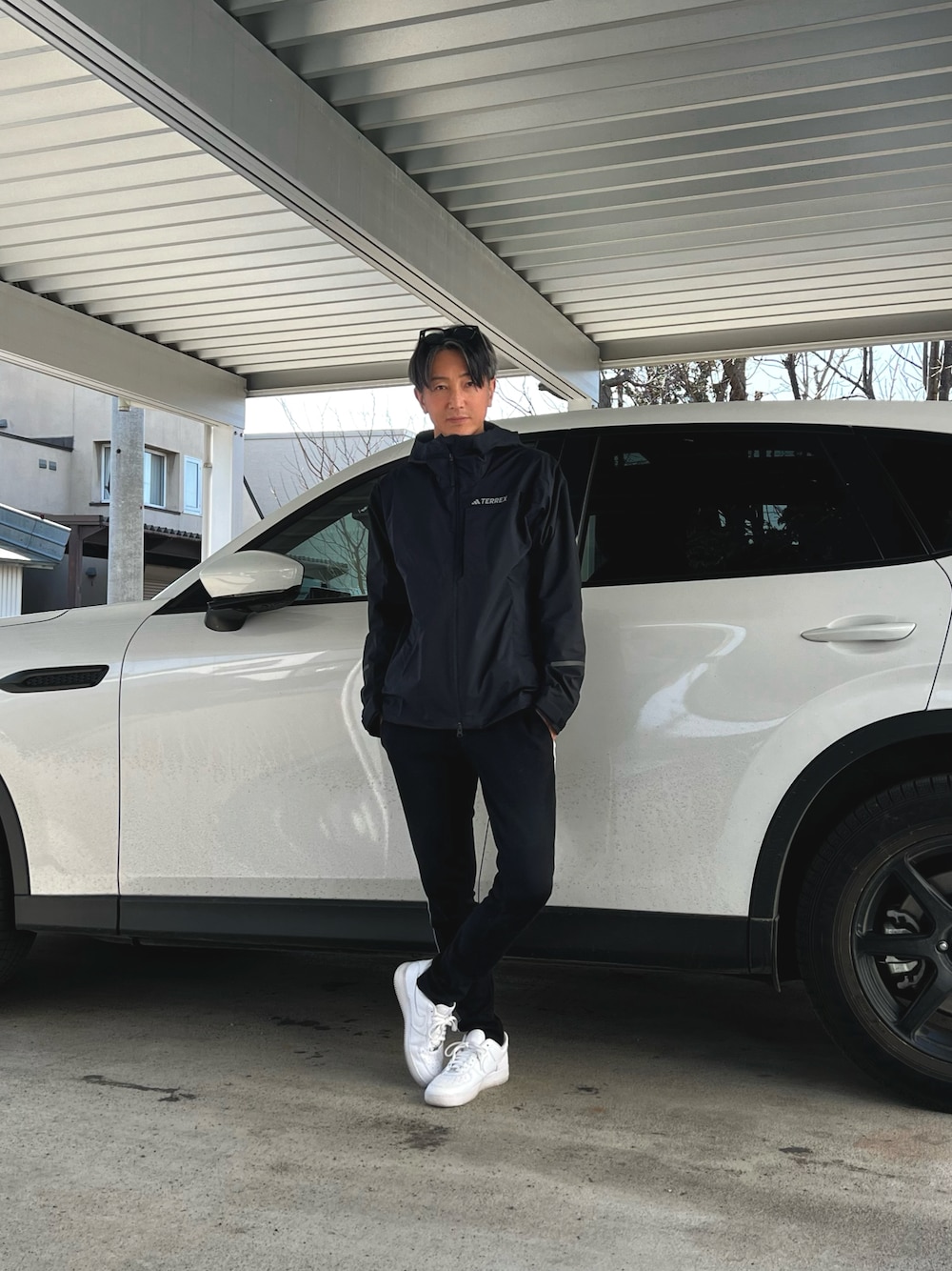 「adidasのアイテム（ナイロンジャケット、ブラック系）」を使った、Takuさん（メンズ・176cm）の春コーディネートの1枚目の写真