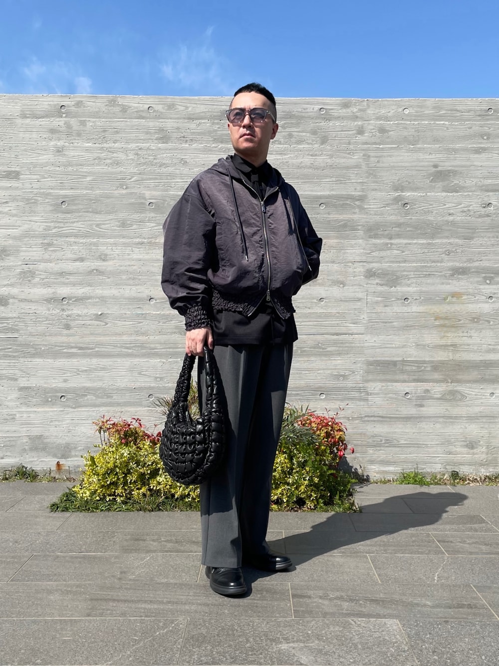 「春めき満開コーデ、maisonspecial、hommeplisse、オムプリッセイッセイミヤケ、サングラス、ワイドスラックス、GU」｜「MAISON SPECIALの《UNISEX》Prime-Over Washed Nylon Shirring Fooded Blouson/プライムオーバーワッシャーナイロンシャーリングフーデッドブルゾン【MAISON SPECIAL/メゾンスペシャル】（ブルゾン、グレー系）」を使った、KEIさん（メンズ・168cm）の春コーディネートの1枚目の写真