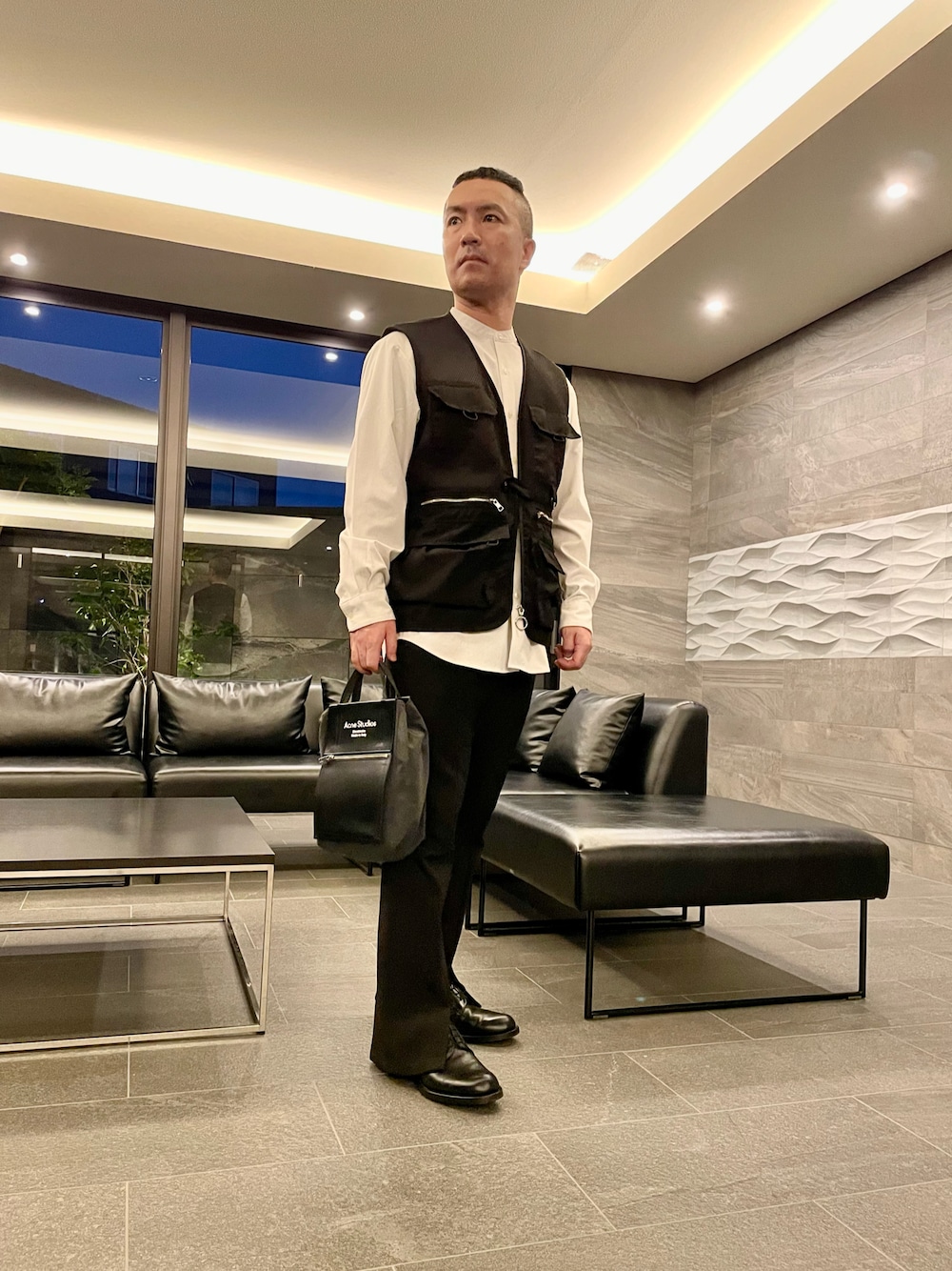 Acne Studiosのトートバッグを使ったメンズ人気ファッション