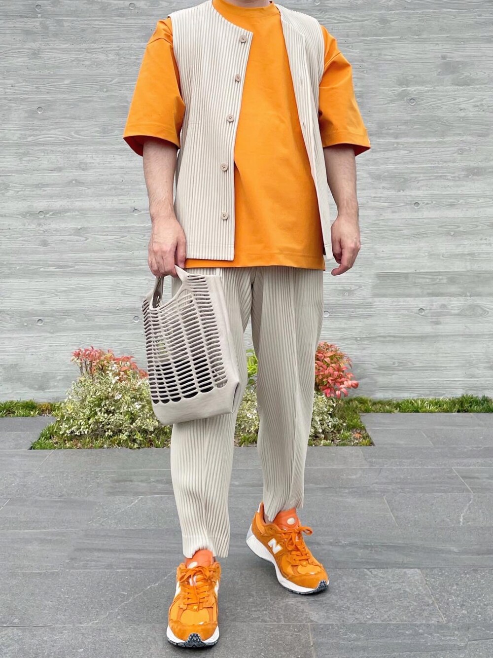 「オーバーサイズ、オムプリッセイッセイミヤケ、HOMME PLISSÉ ISSEY MIYAKE、2002R、New Balance、スニーカー」｜「MAISON SPECIALの《ユニセックスアイテム》スマッシングポンチプライムオーバークルーネックTシャツ 【MAISON SPECIAL/メゾンスペシャル】（Tシャツ/カットソー、オレンジ系）」を使った、KEIさん（メンズ・168cm）の秋コーディネートの1枚目の写真