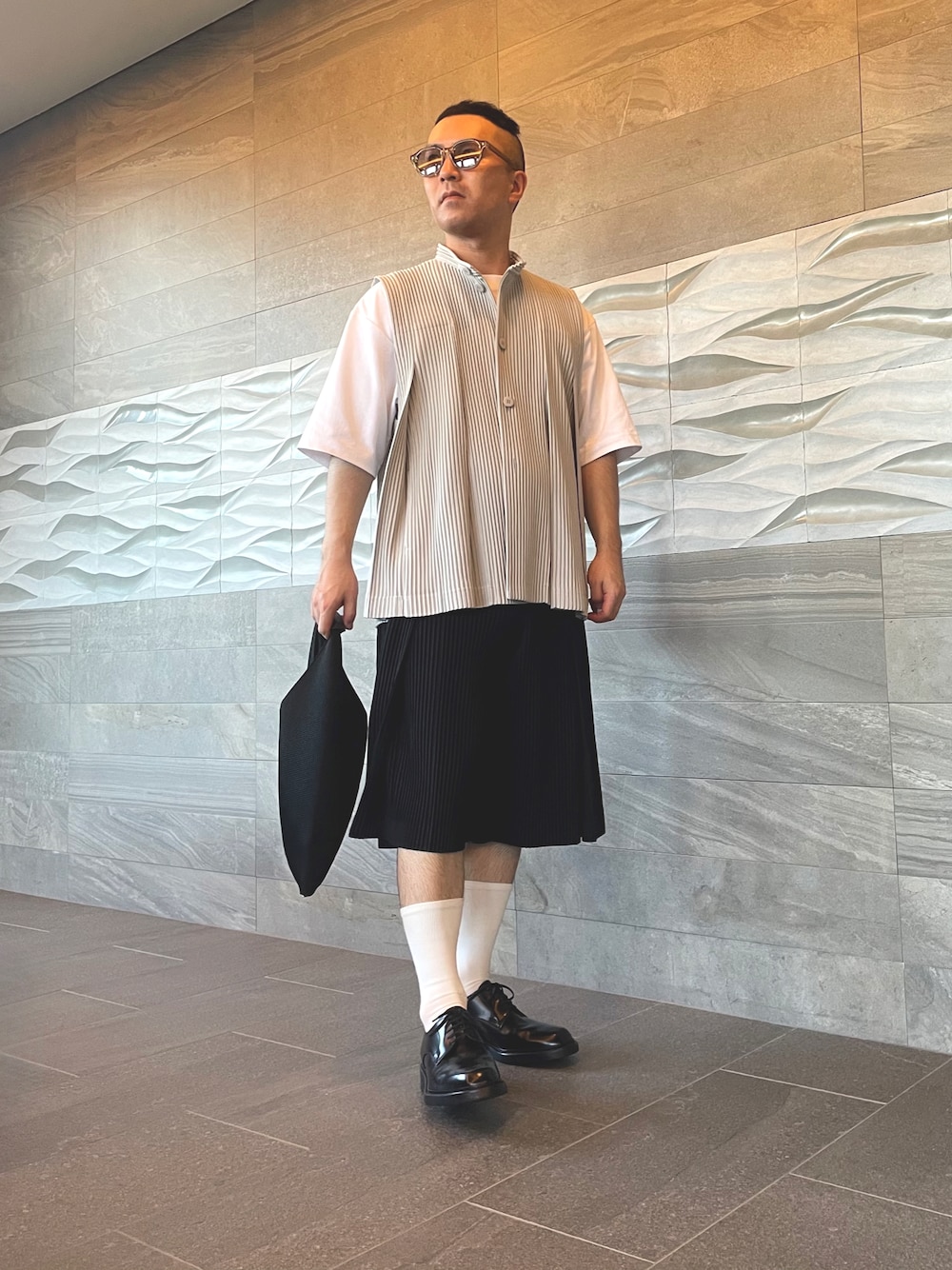 「regal、オムプリッセイッセイミヤケ、HOMME PLISSÉ ISSEY MIYAKE、革靴×靴下」｜「HOMME PLISSE ISSEY MIYAKEのアイテム（ベスト、グレー系）」を使った、KEIさん（メンズ・168cm）の秋コーディネートの1枚目の写真