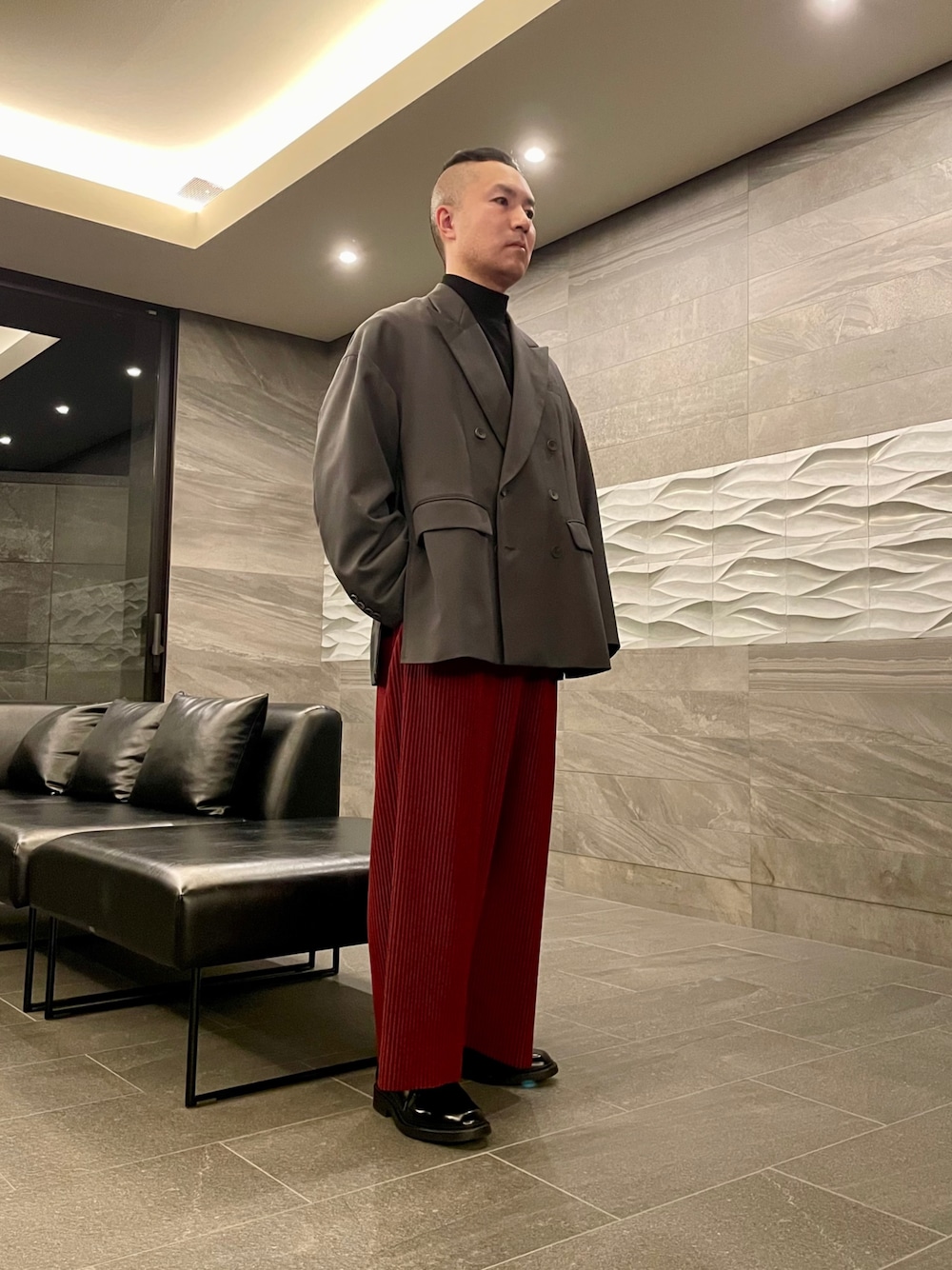 「hommeplisse、オムプリッセイッセイミヤケ、モード、ワイドパンツ、regal、ジャケット」｜「MAISON SPECIALの《UNISEX》Wool Mix Prime-Over Peaked Lapel Double Tailored Jacket/ウールミックスプライムオーバーピークドラペルダブルテーラードジャケット【MAISON SPECIAL/メゾンスペシャル】■セットアップ対応■（テーラードジャケット、グレー系）」を使った、KEIさん（メンズ・168cm）の秋コーディネートの1枚目の写真