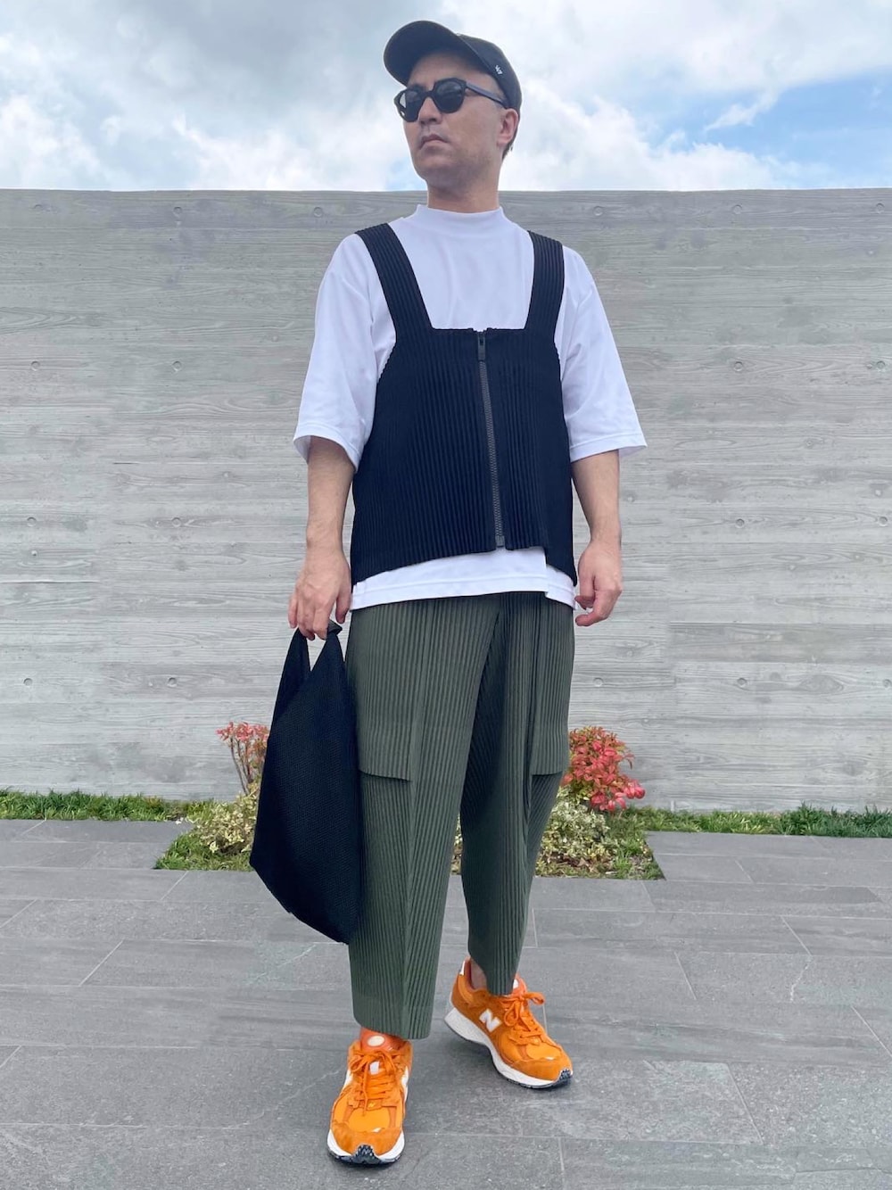 「UNIQLO、ミニバッグ、スニーカー、オーバーサイズ、ストリート、プリーツ、HOMME PLISSÉ ISSEY MIYAKE、サングラス」｜「HOMME PLISSE ISSEY MIYAKEのアイテム（その他トップス、ブラック系）」を使った、KEIさん（メンズ・168cm）の秋コーディネートの1枚目の写真