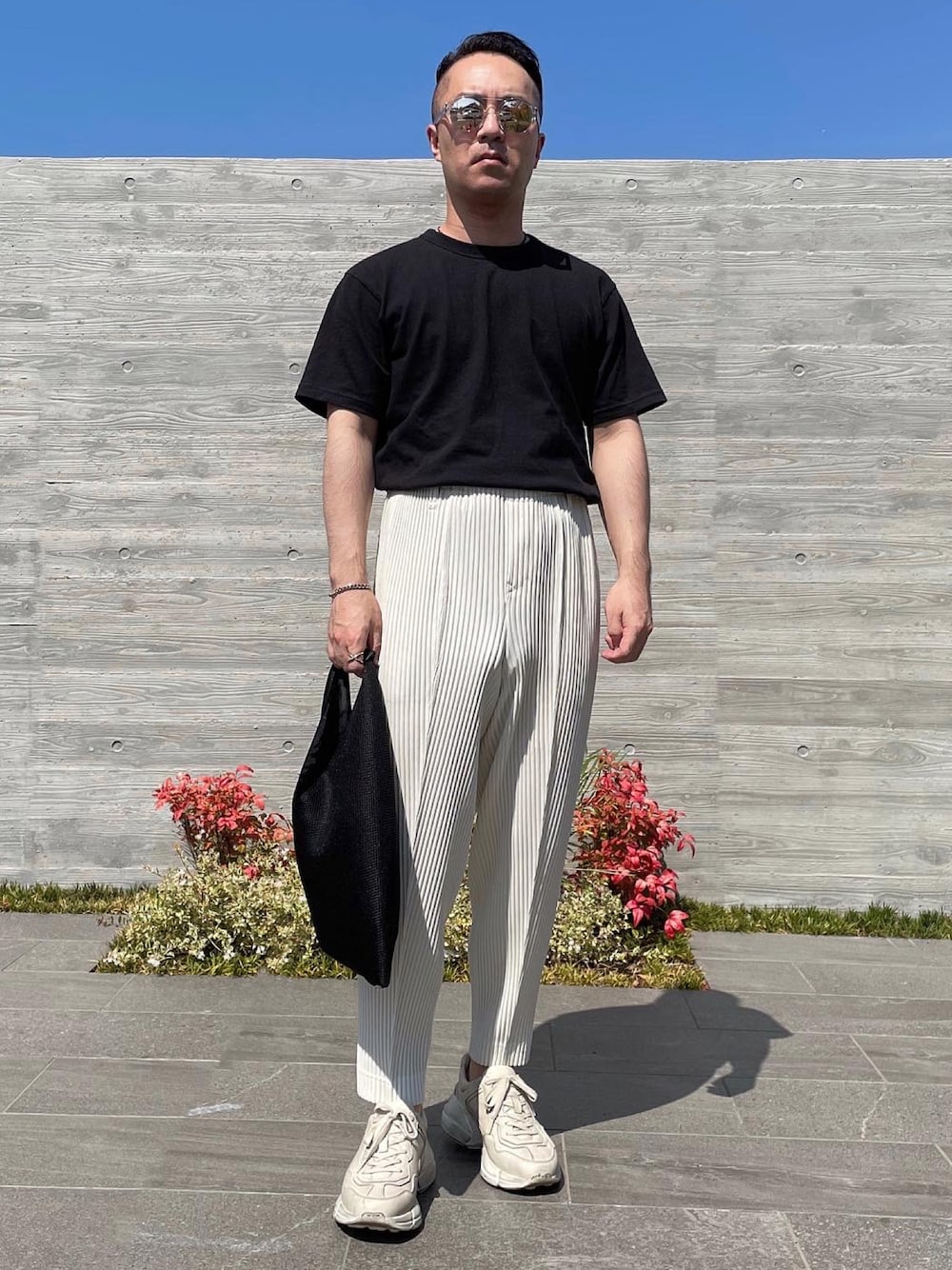 「プチプラ、HOMME PLISSÉ ISSEY MIYAKE、プリーツパンツ、タックイン、GUCCI、ダッドスニーカー、トライアングルバッグ、サングラス、MM6」｜「UNIQLOのクルーネックＴ（半袖）（Tシャツ/カットソー、ブラック系）」を使った、KEIさん（メンズ・168cm）の夏コーディネートの1枚目の写真