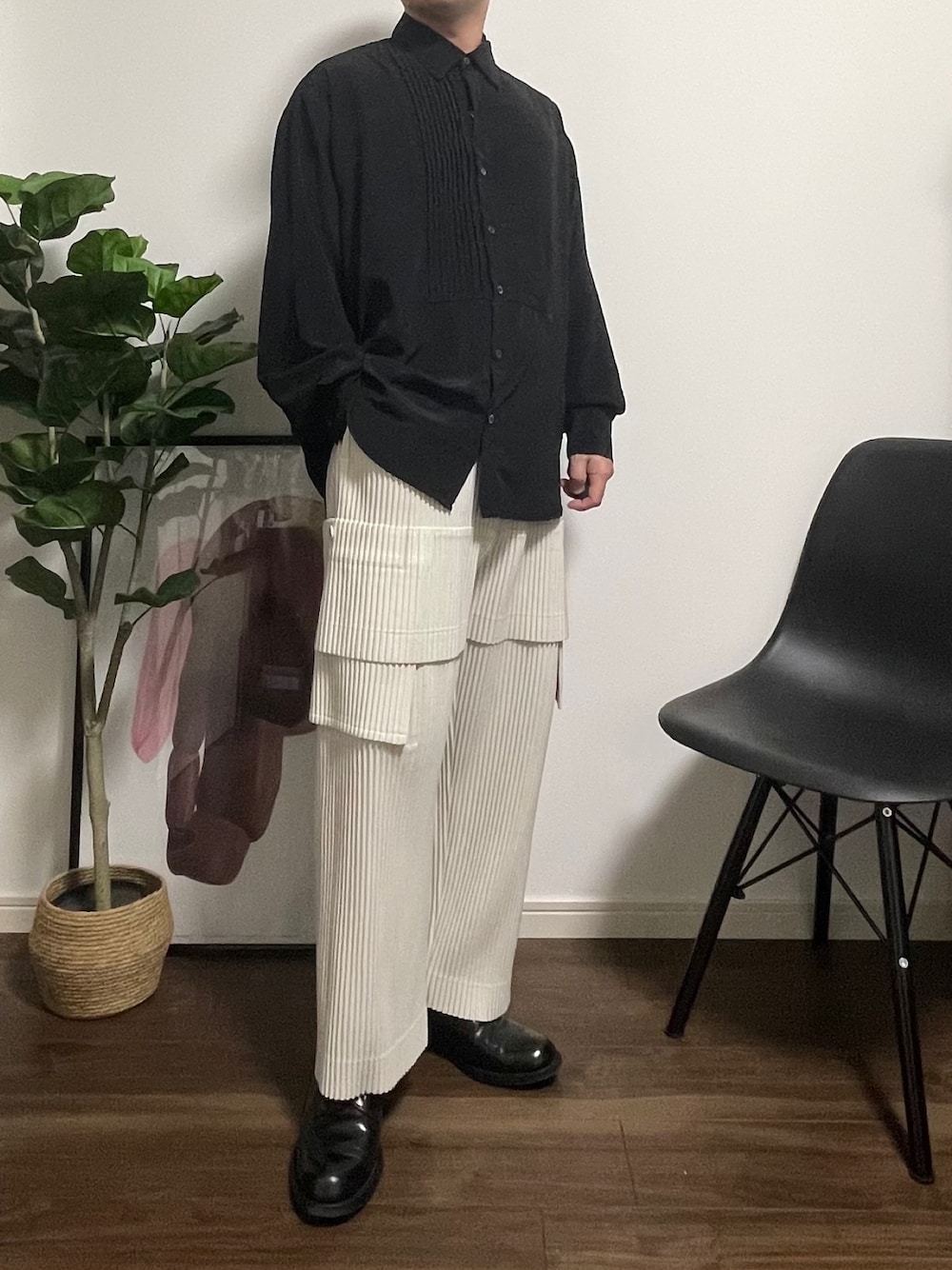 ブラック系のシャツ/ブラウス、ホワイト系のカーゴパンツ、ブラック系のドレスシューズを着用したメンズの夏コーディネートの1枚目の写真
