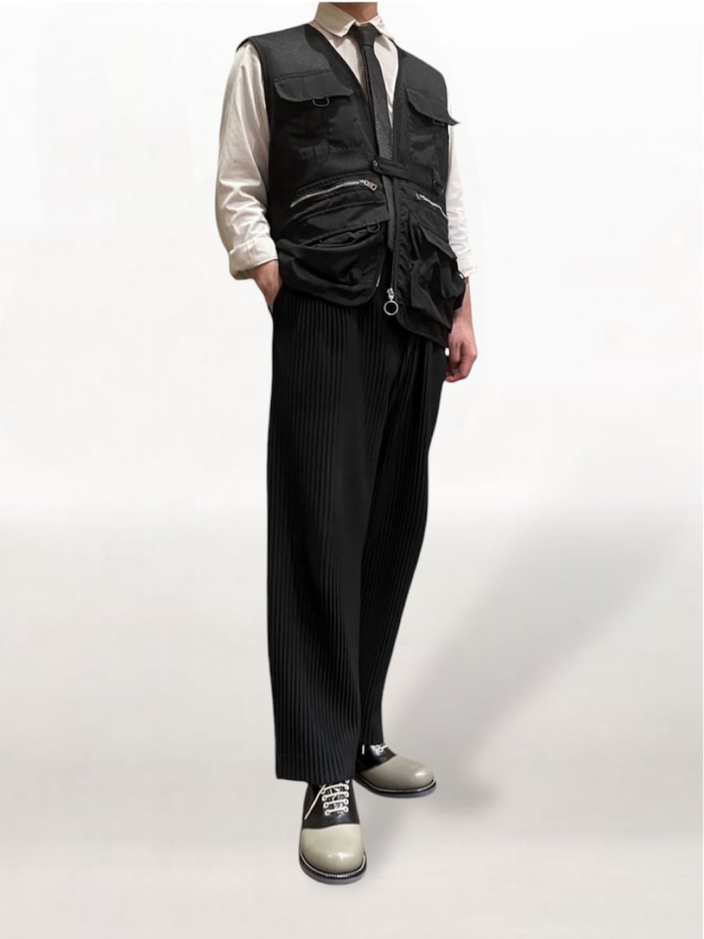 ブラック系のベスト、ブラック系のその他パンツ、ブラック系のドレスシューズを着用したメンズの秋コーディネートの1枚目の写真