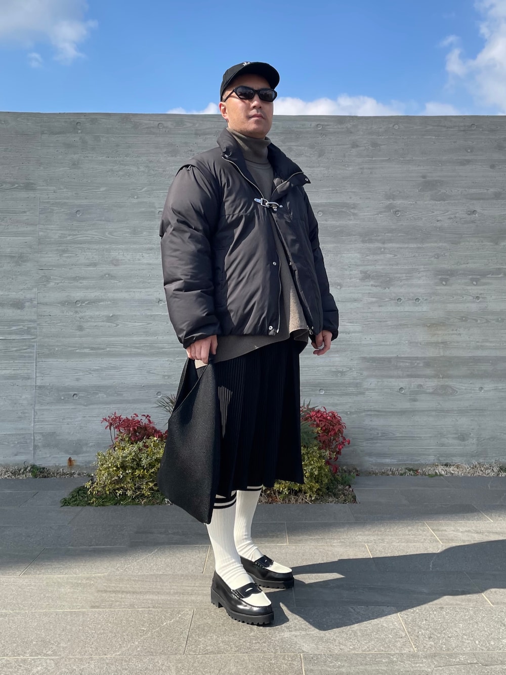 「ニットベスト、ローファー、キャップ、モノトーン、hommeplisse、オムプリッセイッセイミヤケ、BLAYMORE、革靴×靴下」｜「BLAYMOREの【BLAYMORE】Fireman Down Jacket（その他アウター、ブラック系）」を使った、KEIさん（メンズ・168cm）の冬コーディネートの1枚目の写真