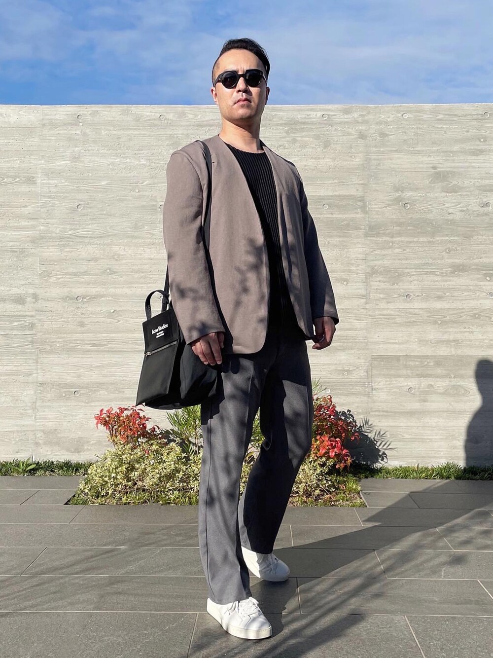 「ジャケット、だから秋服が好き、HOMME PLISSÉ ISSEY MIYAKE、Santoni、サングラス、AcneStudios」｜「Lunettes Kollektionのアイテム（サングラス、ブラック系）」を使った、KEIさん（メンズ・168cm）の秋コーディネートの1枚目の写真