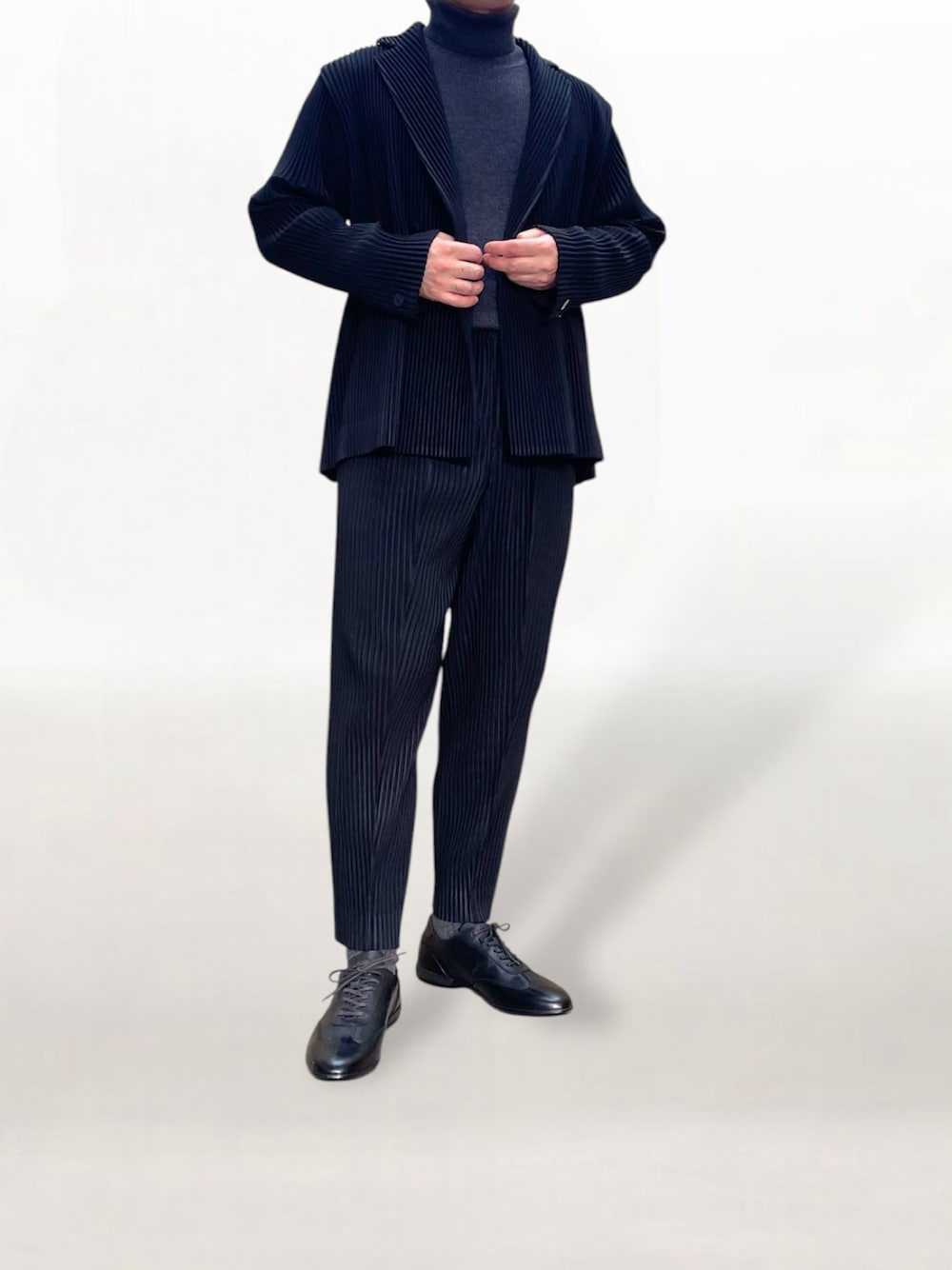 「regal、hommeplisse、オムプリッセイッセイミヤケ、セットアップ、タートルネック、レザースニーカー、ゴアテックス」｜「HOMME PLISSE ISSEY MIYAKEのアイテム（テーラードジャケット、ブラック系）」を使った、KEIさん（メンズ・168cm）の冬コーディネートの1枚目の写真