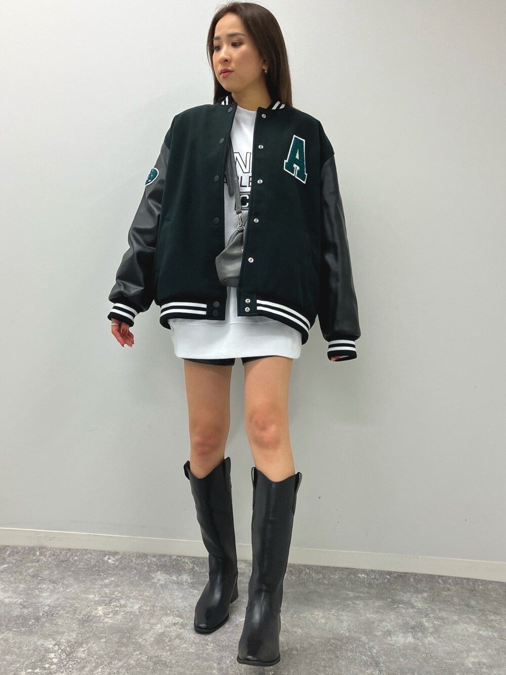 「ファッションを楽しもう、ビッグシルエット、スウェット、お出かけコーデ、スポーツミックス、レザー、ショートパンツ、スタジャン、フェイクレザー、ブーツ、ウエスタンブーツ、ANAP、カジュアルコーデ、大人カジュアル、秋冬コーデ」｜「ANAPのウエスタンロングブーツ（ブーツ、ブラック系）」を使った、𝑨𝑰𝑹𝑰さん（レディース・159cm）の秋コーディネートの1枚目の写真