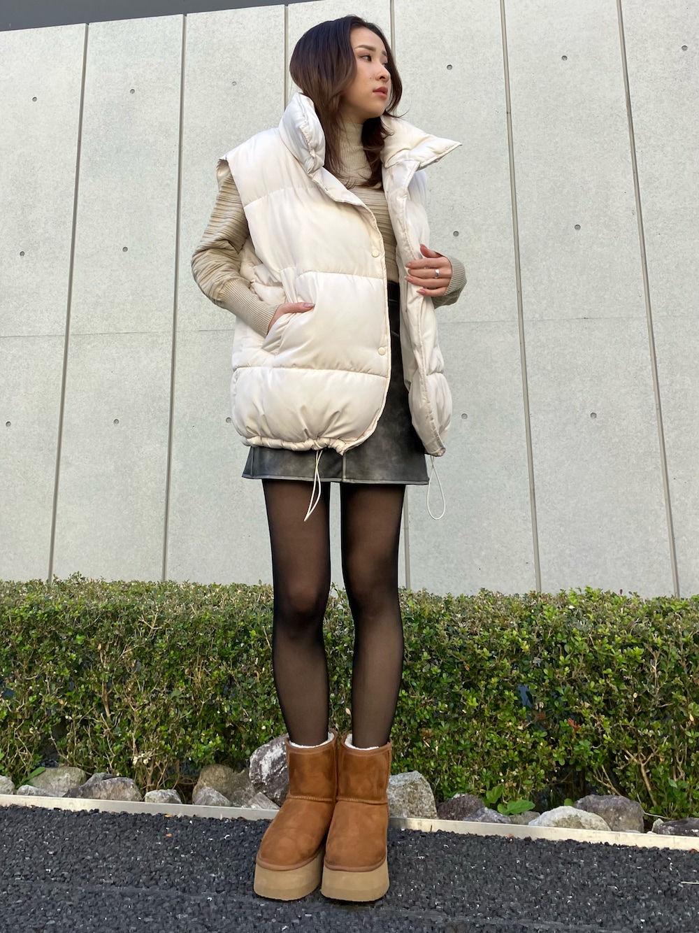 ダウンベスト（ホワイト系）を使った「ミニスカート」の人気