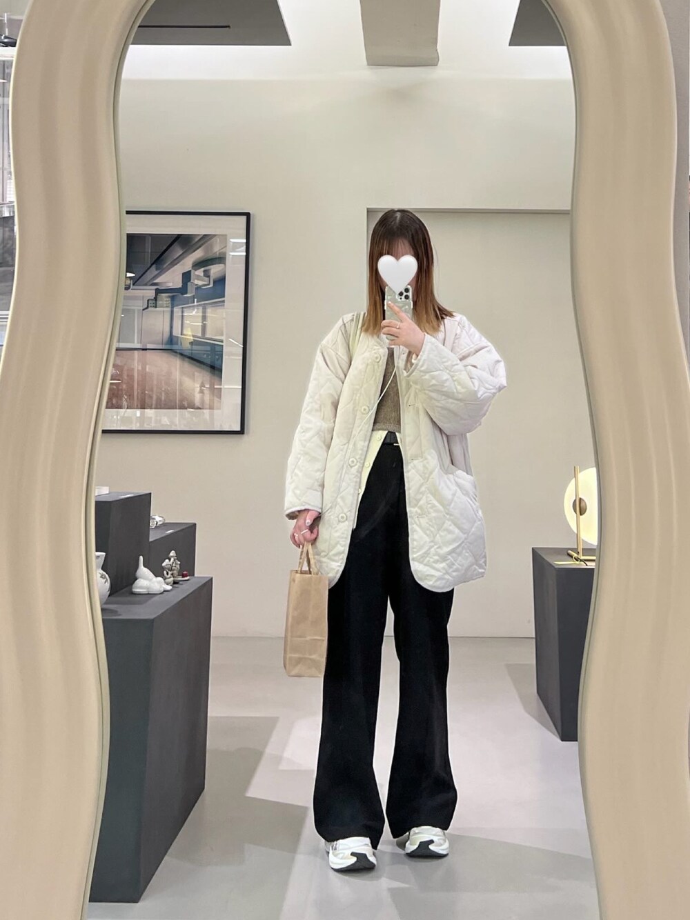 「着回しコーデ、楽チンコーデ、オトナ女子、ゆるコーデ、パンツスタイル、おでかけコーデ、シンプルコーデ、ootd、高身長女子、スニーカーコーデ、キルティングジャケット」｜「Javaの《JaVaジャバ コラボ》大人のこなれ感。春まで使えるノーカラーキルティングジャケット（ノーカラージャケット、ホワイト系）」を使った、m♡さん（レディース・167cm）の春コーディネートの1枚目の写真