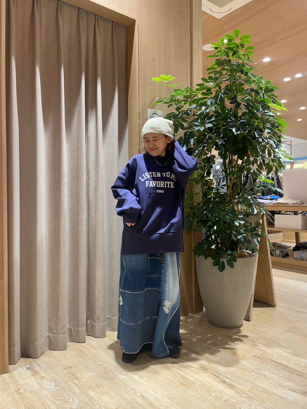 「CIAOPANIC TYPYのアソート柄サイドスリットスウェット（スウェット、ブルー系）」を使った、りーたんさん（骨格ウェーブ・レディース・152cm）の春コーディネートの1枚目の写真