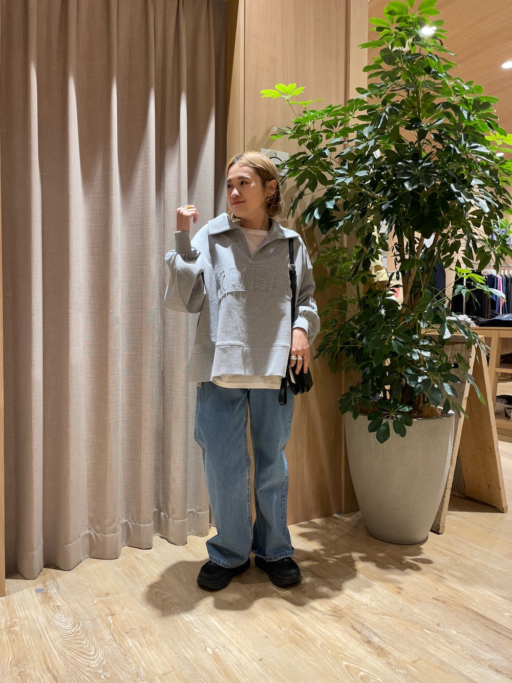 「今日のコーデ、春、大人かわいい、グレー、デニムコーデ、春服コーデ、ウェーブ」｜「CIAOPANIC TYPYの≪4サイズ展開≫【EVERY DENIM/Tuesday】スタイルアップストレートデニム（デニムパンツ、ブルー系）」を使った、りーたんさん（レディース・152cm）の春コーディネートの1枚目の写真