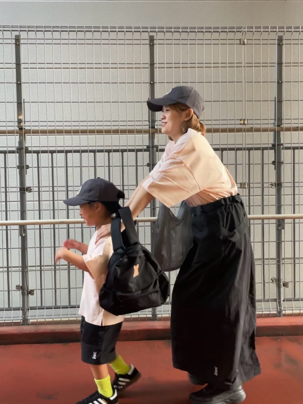 「ショートパンツ、おでかけ服、レディースファッション、低身長女子、オトナカジュアル、夏コーデ、キッズコーデ、キッズファッション、キッズ、低身長、低身長コーデ、アウトドア、アウトドアスタイル、アウトドアコーデ、リンクコーデ」｜「DODの【DOD別注】コロコロタビッティー / ユニセックス（Tシャツ/カットソー、ピンク系）」を使った、りーたんさん（骨格ウェーブ・レディース・152cm）の夏コーディネートの1枚目の写真
