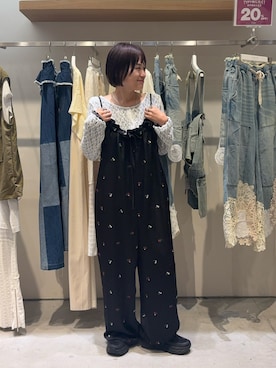 「CIAOPANIC TYPY（チャオパニックティピー）の【2サイズ展開】花柄刺繍リボンサテンサロペット（サロペット/オーバーオール、ブラック系）」を使った、りーたんさん（レディース・152cm）の夏コーディネート