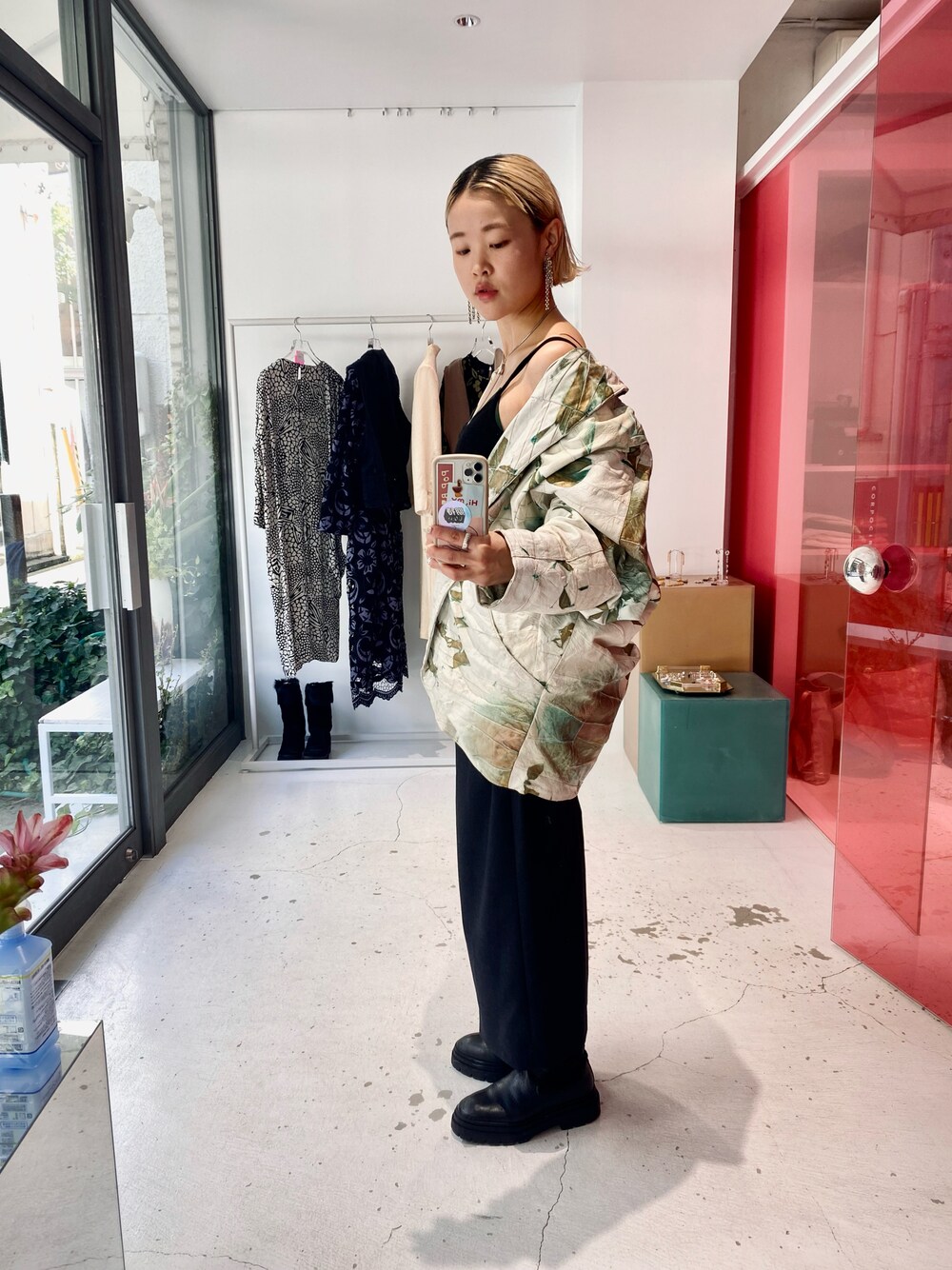 「秋先取りコーデ、オトナカジュアル、ボリューム袖、秋服、秋、レザージャケット、レザー、ペイント、ハイウエストスカート、タイトスカート、ブラックコーデ、ブーツ、古着、古着MIX、古着コーデ」｜「VINTAGEのアイテム（ジャケット/アウター、ホワイト系）」を使った、wadeさん（レディース・156cm）の秋コーディネートの1枚目の写真
