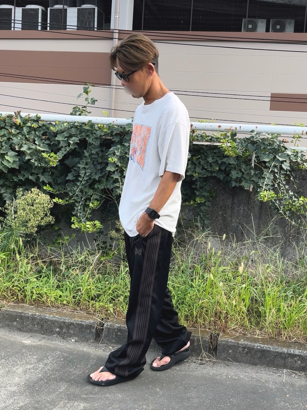 「シンプル、トラックパンツ、NEEDLES、ニードルス、oofos、ウーフォス、サンダル、秋コーデ、秋、NBA、ラフ、休日、knicks、リラックス」｜「NBAの【Off The Court by NBA / オフ・ザ・コート バイ NBA】別注 プリントTシャツ（Tシャツ/カットソー、ホワイト系）」を使った、十然ダイ補湯さん（メンズ・168cm）の秋コーディネートの1枚目の写真