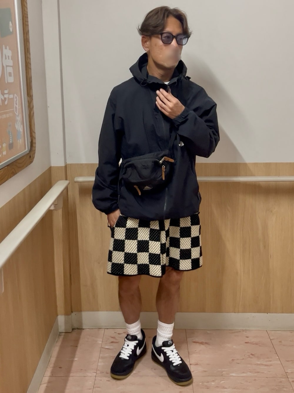「ノースフェイス、コンパクトジャケット、ストリート、長袖×短パン、ナイキ、THE NORTH FACE、NIKE、ナイキスニーカー、オーバーサイズ、春、ヘルスニット、Gregory、shein、シンプル、チェッカー」｜「THE NORTH FACEのTHE NORTH FACE　Compact Jacket（マウンテンパーカー、ブラック系）」を使った、十然ダイ補湯さん（メンズ・168cm）の春コーディネートの1枚目の写真