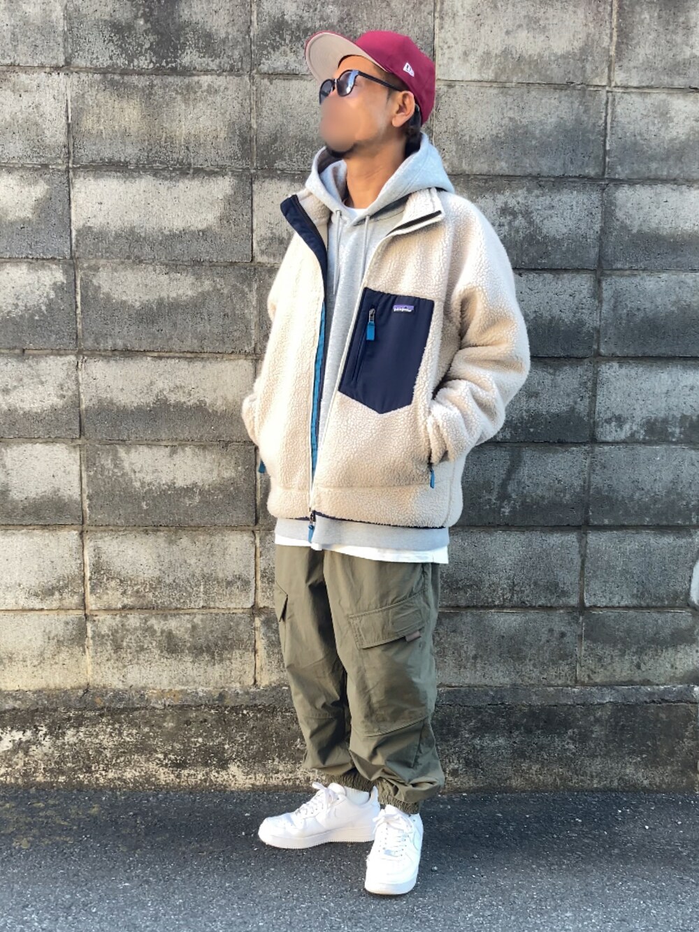 「NIKE、キャップ、パーカー、ボルドー、NEW ERA、オーバーサイズ、GU、カーゴパンツ、ニューエラ、パタゴニア、patagonia、白スニーカー、秋冬、秋冬コーデ、レトロX」｜「NEW ERAのアイテム（キャップ、パープル系）」を使った、十然ダイ補湯さん（メンズ・168cm）の秋コーディネートの1枚目の写真