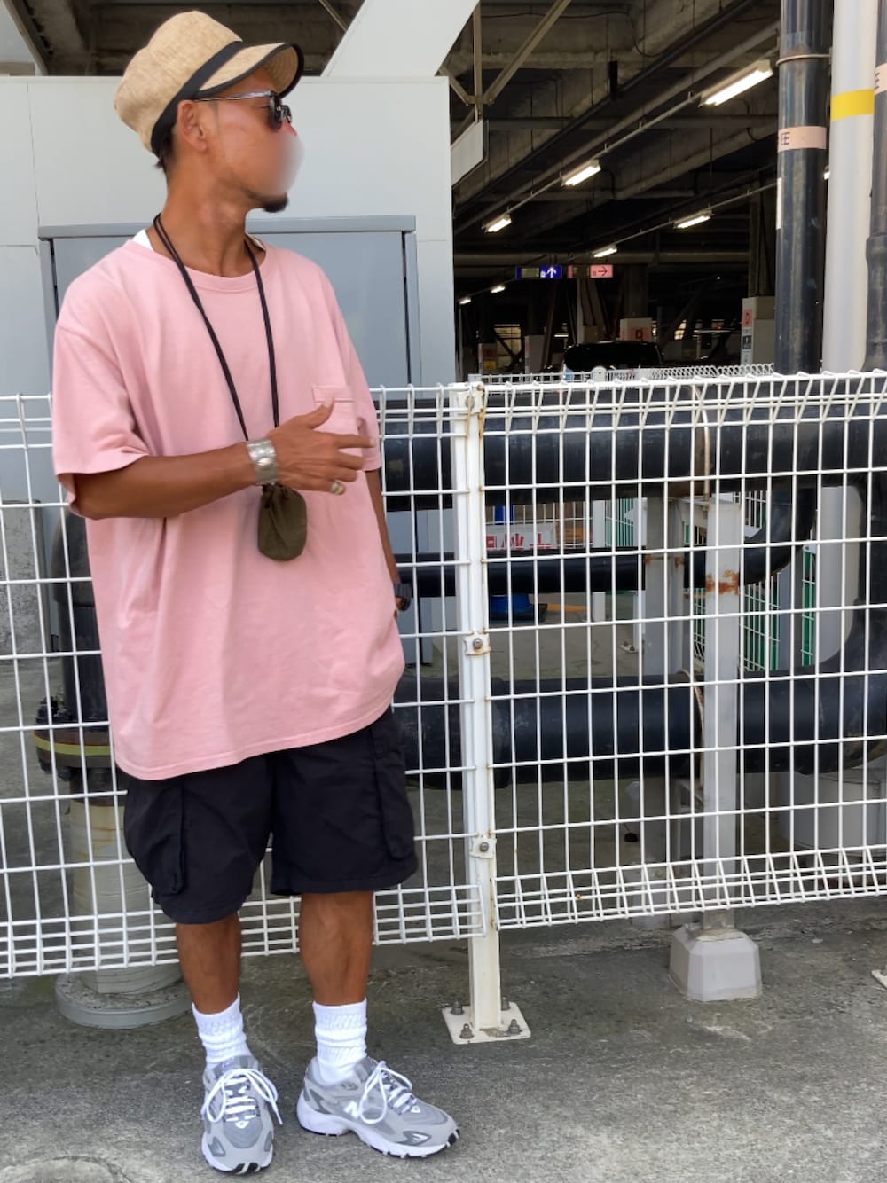 ピンク系のTシャツ/カットソー、ブラック系のその他パンツ、グレー系のスニーカーを着用したメンズの夏コーディネートの1枚目の写真