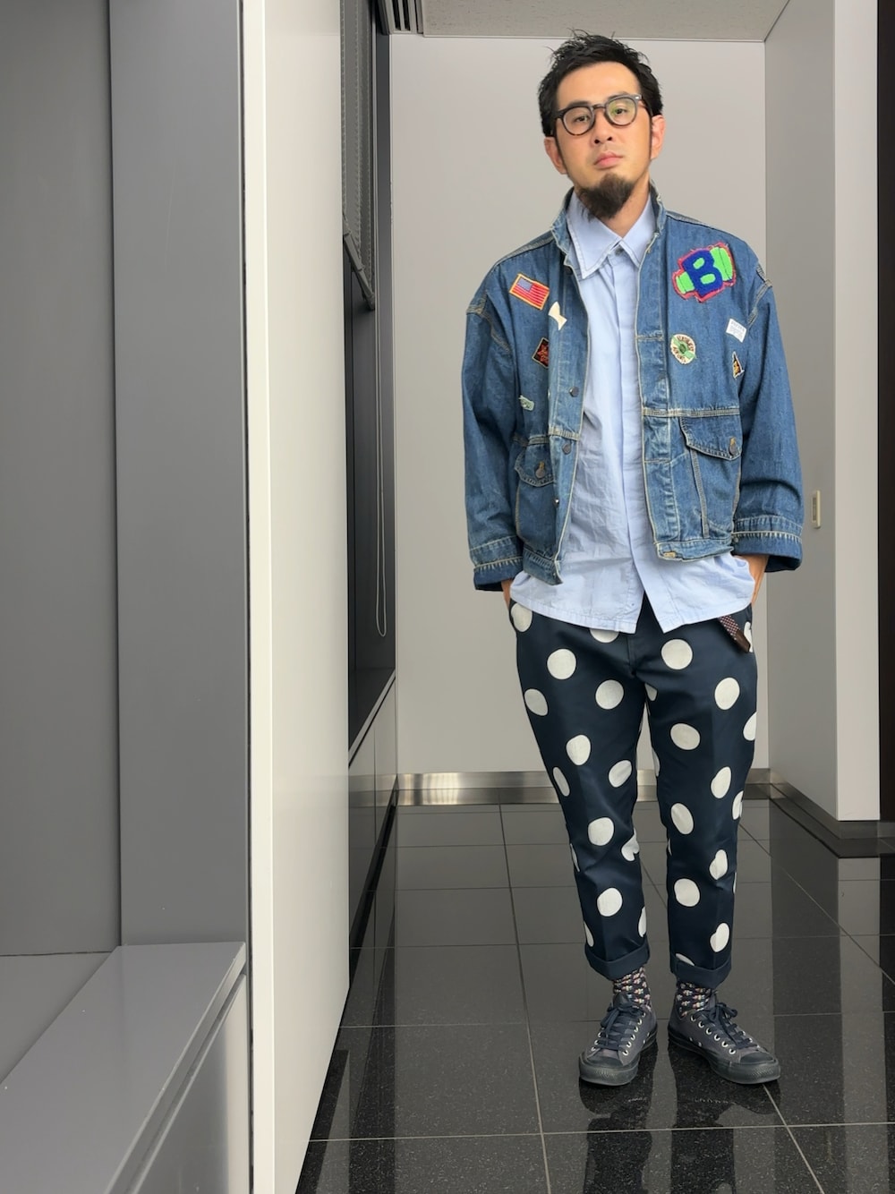 ブルー系のデニムジャケット、ブルー系のシャツ/ブラウス、ブルー系のチノパンツを着用したメンズの秋コーディネートの1枚目の写真