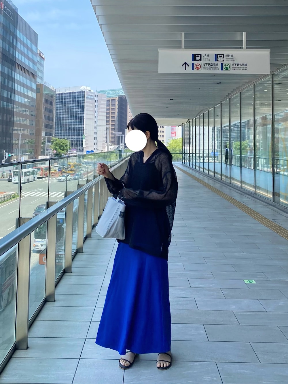 「お出かけコーデ日記、夏コーデ、休日スタイル、ラクチンコーデ、オトナカジュアル、夏、リラックススタイル、大人コーデ、おでかけコーデ、キレイめカジュアル、サンダル、トートバッグ、russet(russet)、マーメイドスカート、ブルー」｜「russetの〔2023SS新作〕エブリデイトートバッグ(CE-1077)（トートバッグ、グレー系）」を使った、ｍさん（レディース・165cm）の春コーディネートの1枚目の写真