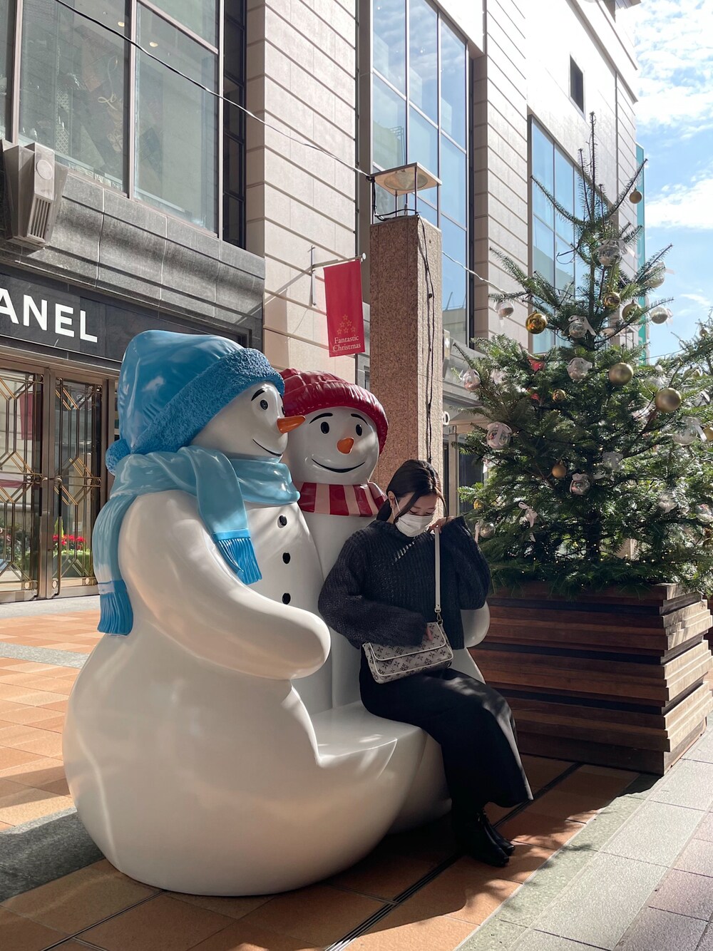 「ミニバッグ、ショルダーバッグ、冬のコーデ、休日コーデ、今日のコーデ、プチプラコーデ、シンプルコーデ、ニットコーデ、秋冬コーデ、ワンピーススタイル、ニット、ootd、ホワイト、お洒落さんとつながりたい、いいね、save、フォローお願いします🤑」｜「russetの《Xmas限定カラーあり》カラーパイピングショルダーバッグ(CE-589)（ショルダーバッグ、ホワイト系）」を使った、ｍさん（レディース・165cm）の冬コーディネートの1枚目の写真
