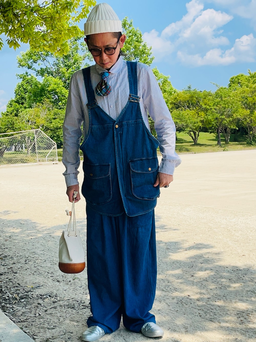 「シャツ好き集まれ、休日スタイル、カジュアルコーデ、シンプルコーデ、きれいめカジュアル、オトナカジュアル、デニム、デニムパンツ、Qタイ、テーラーコフジ、お洒落さんとつながりたい、シャツスタイル、スニーカー、ベスト、サングラス」｜「miracoのアイテム（シャツ/ブラウス、ブルー系）」を使った、mukoさん（メンズ・171cm）の夏コーディネートの1枚目の写真