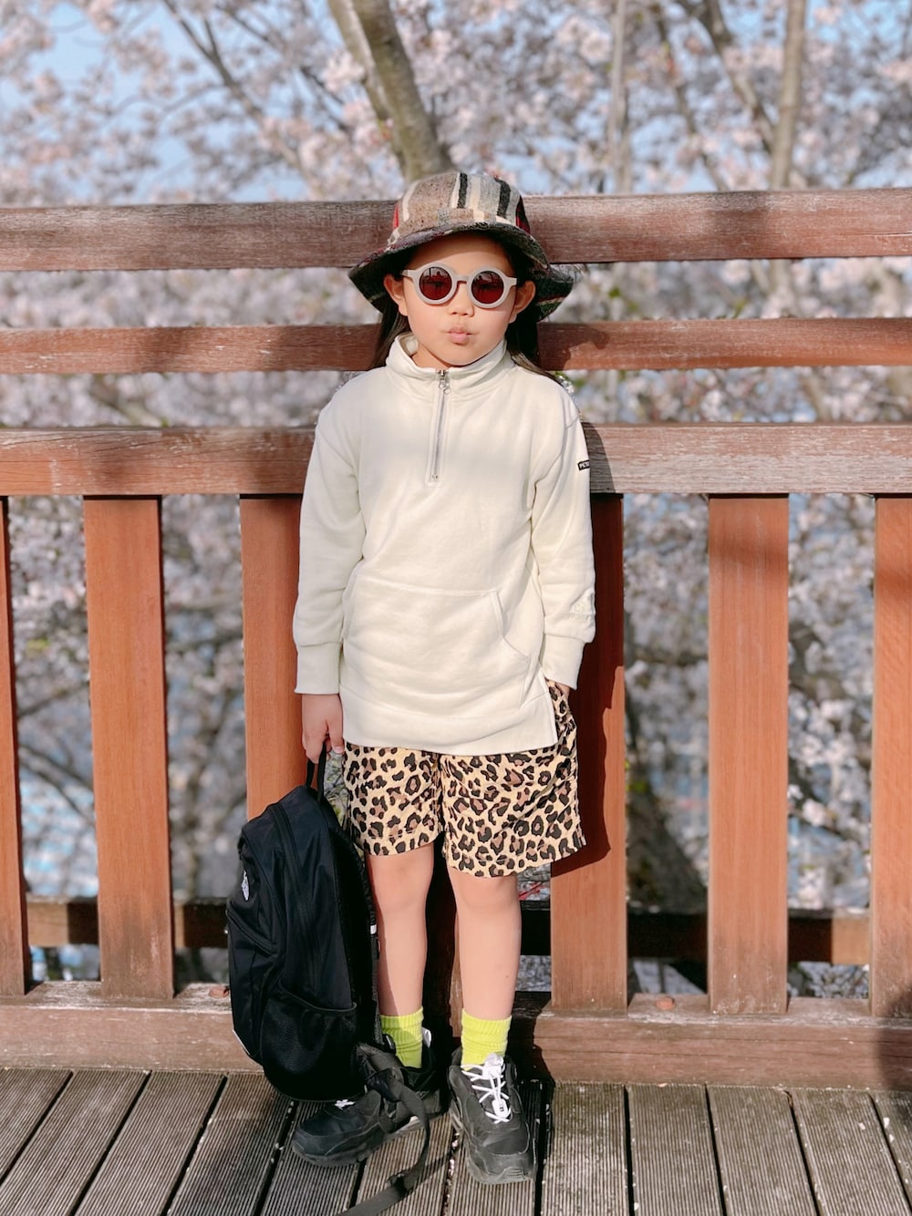 「休日スタイル、春コーデ、ハット、ハーフジップ、ショートパンツ、レオパード、カラーソックス、スニーカー、スニーカーコーデ、黒リュック、リュック、カジュアルコーデ、スウェット」｜「TOLLFREEのアイテム（ハット、その他）」を使った、sui_mmyさん（キッズ・110cm）の春コーディネートの1枚目の写真