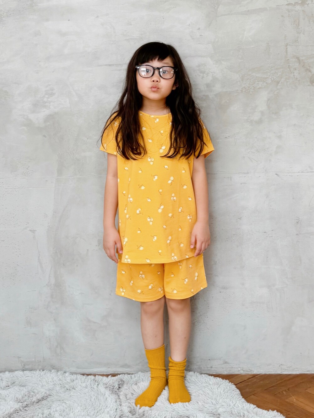「イエロー、めがね、ルームウェア、パステルカラー、セットアップ、リラックススタイル、休日スタイル、プチプラ」｜「UNIQLOのアイテム（ルームウェア/パジャマ、イエロー系）」を使った、sui_mmyさん（キッズ・120cm）の春コーディネートの1枚目の写真