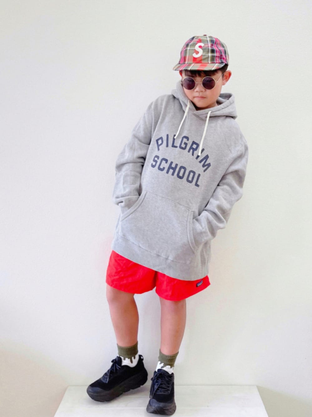 「チェック、スニーカー、ビッグシルエット、キャップ、パーカー、ショートパンツ、ストリート、サングラス、オーバーサイズ、patagonia、休日コーデ、カジュアルコーデ、秋コーデ、キッズファッション」｜「Supreme のアイテム（キャップ、その他）」を使った、sui_mmyさん（キッズ・138cm）の秋コーディネートの1枚目の写真