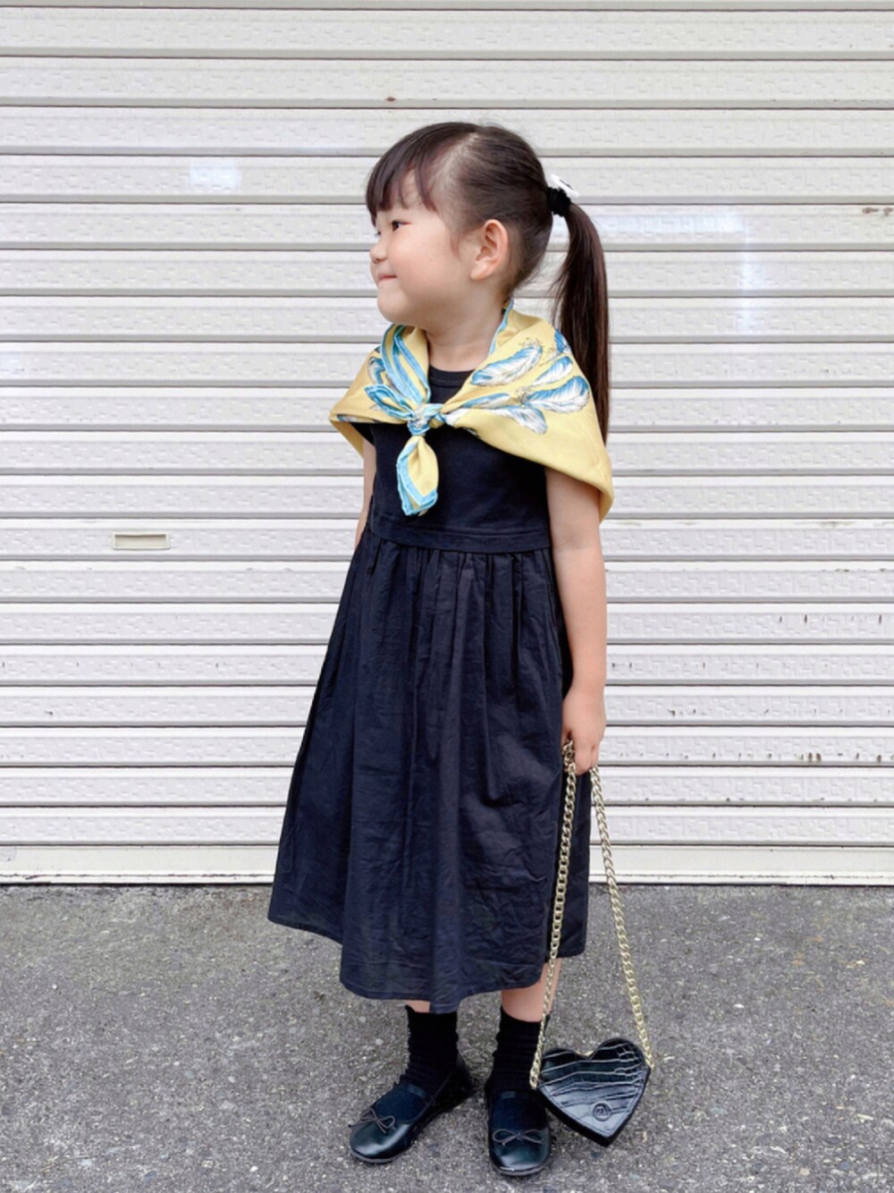 「ブラックコーデ、スカーフ、ワンピース、ロングワンピース、バレエシューズ、ポシェット、休日スタイル、COOLなこのコが仲間入り、おでかけコーデ」｜「B:MING by BEAMSのB:MING by BEAMS /布帛コンビ ワンピース 20SS（ワンピース、ブラック系）」を使った、sui_mmyさん（キッズ・100cm）の夏コーディネートの1枚目の写真